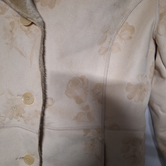 Elegant Floral Teddy Jacket - Picture 2 of 6